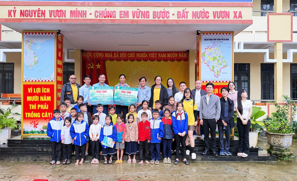 Đoàn công tác trao quà cho học sinh xã Trà Leng. Ảnh: Hoàng Huynh.