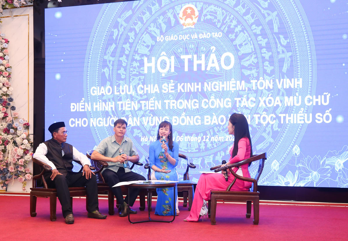 Các thầy cô giáo chia sẻ những câu chuyện về công tác xóa mù chữ cho đồng bào dân tộc thiểu số tại hội thảo.