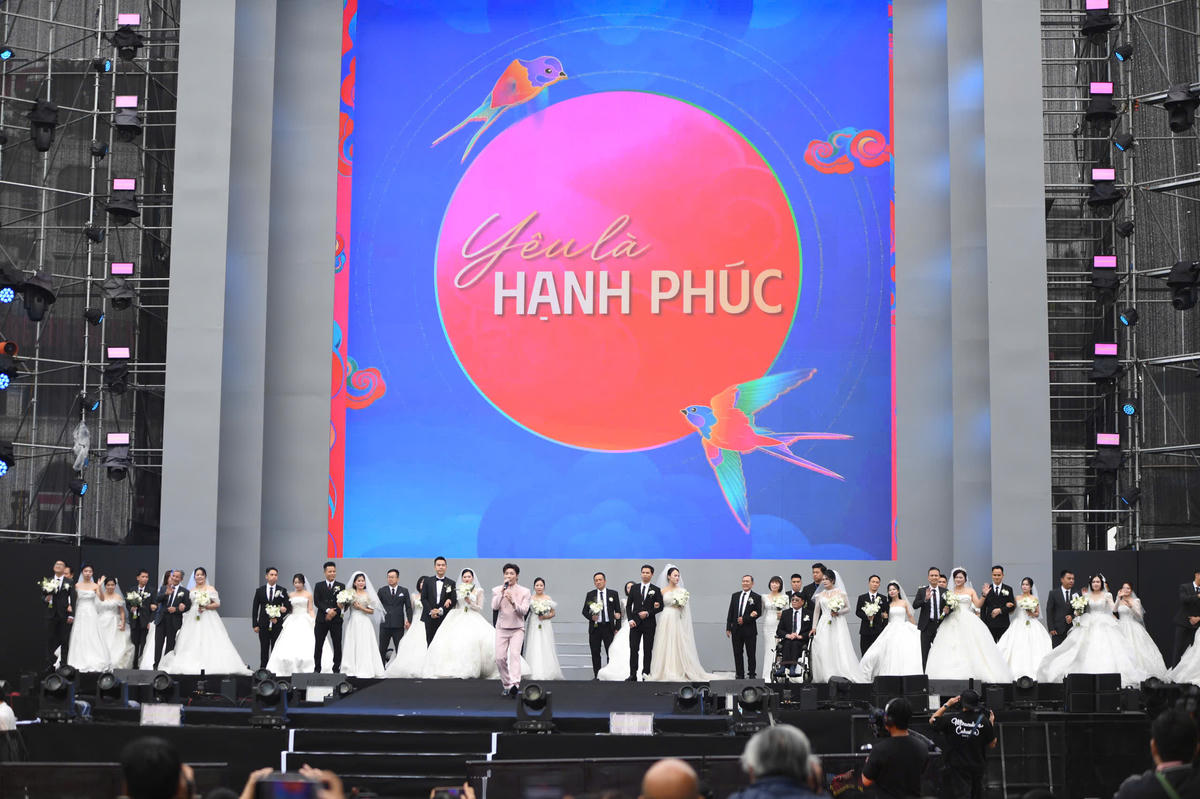 Tại lễ khai mạc, 80 cặp uyên ương cùng trao lời nguyện ước trọn đời. Ảnh: Phạm Sỹ.