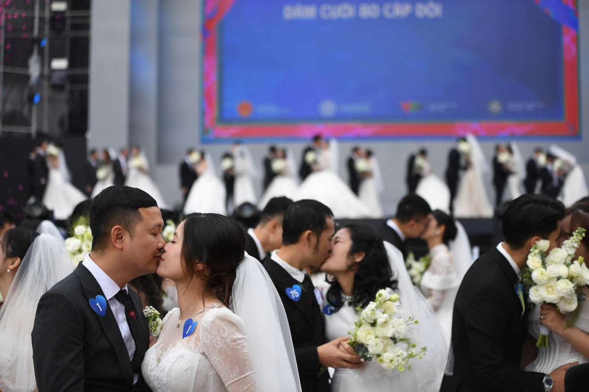 Các cặp đôi trao nhau những nụ hôn hạnh phúc. Ảnh: Phạm Sỹ.