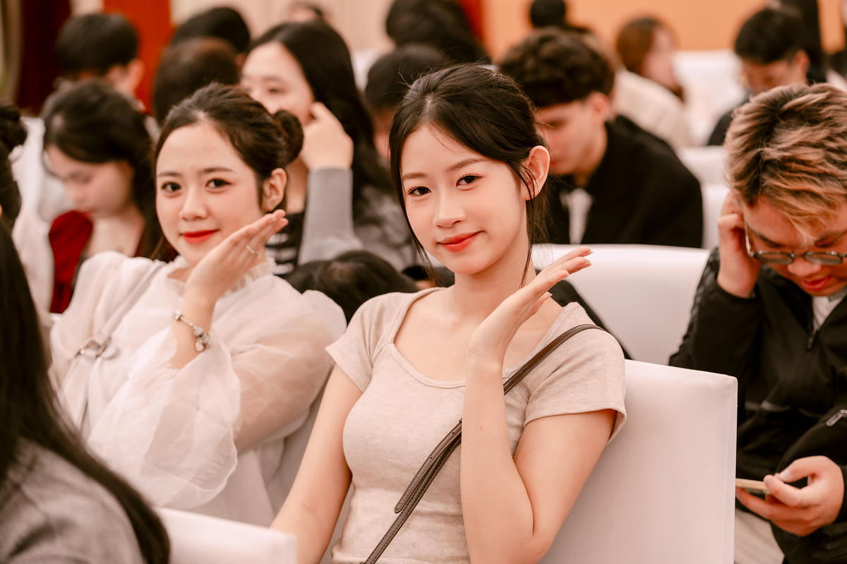 Sinh viên&nbsp;Viện đào tạo Quốc tế, Học viện Tài chính.