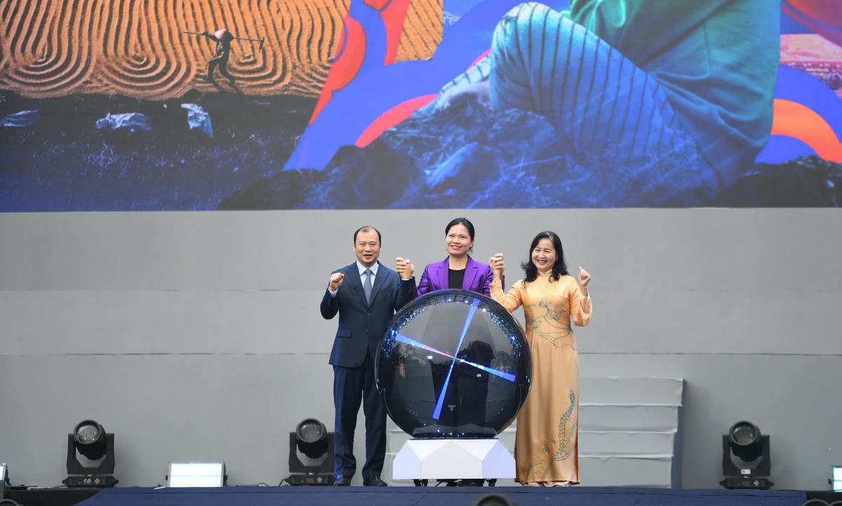 Các đại biểu thực hiện nghi thức khai mạc "Ngày hội Việt Nam hạnh phúc". Ảnh: Phạm Sỹ.. 