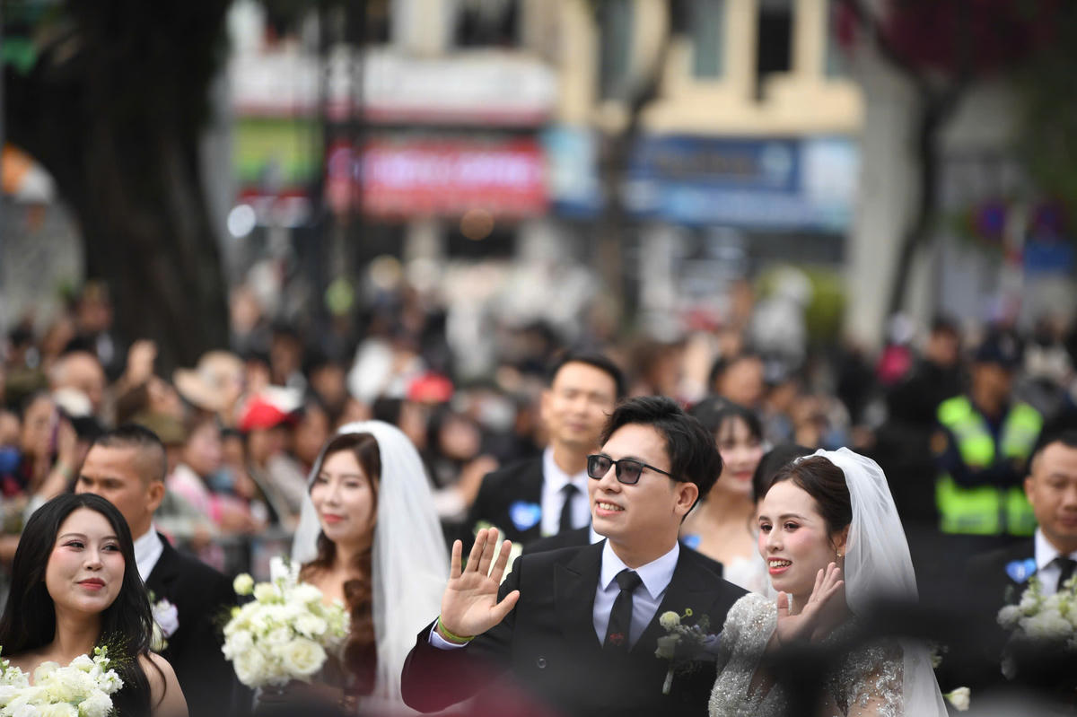 Hạnh phúc của họ, nảy mầm từ nền hòa bình và tự do, không chỉ là ngày vui riêng, mà còn là lời khẳng định rạng rỡ nhất cho khát vọng hạnh phúc của cả một dân tộc. Ảnh: Phạm Sỹ.