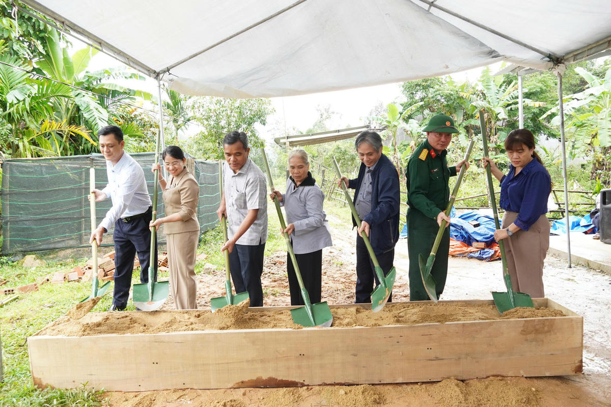 Ông Hồ Văn Niên, Bí thư Tỉnh ủy Quảng Ngãi (thứ 3 từ trái sang) và các đại biểu thực hiện nghi thức khởi công xây dựng nhà giúp dân. Ảnh: CV.