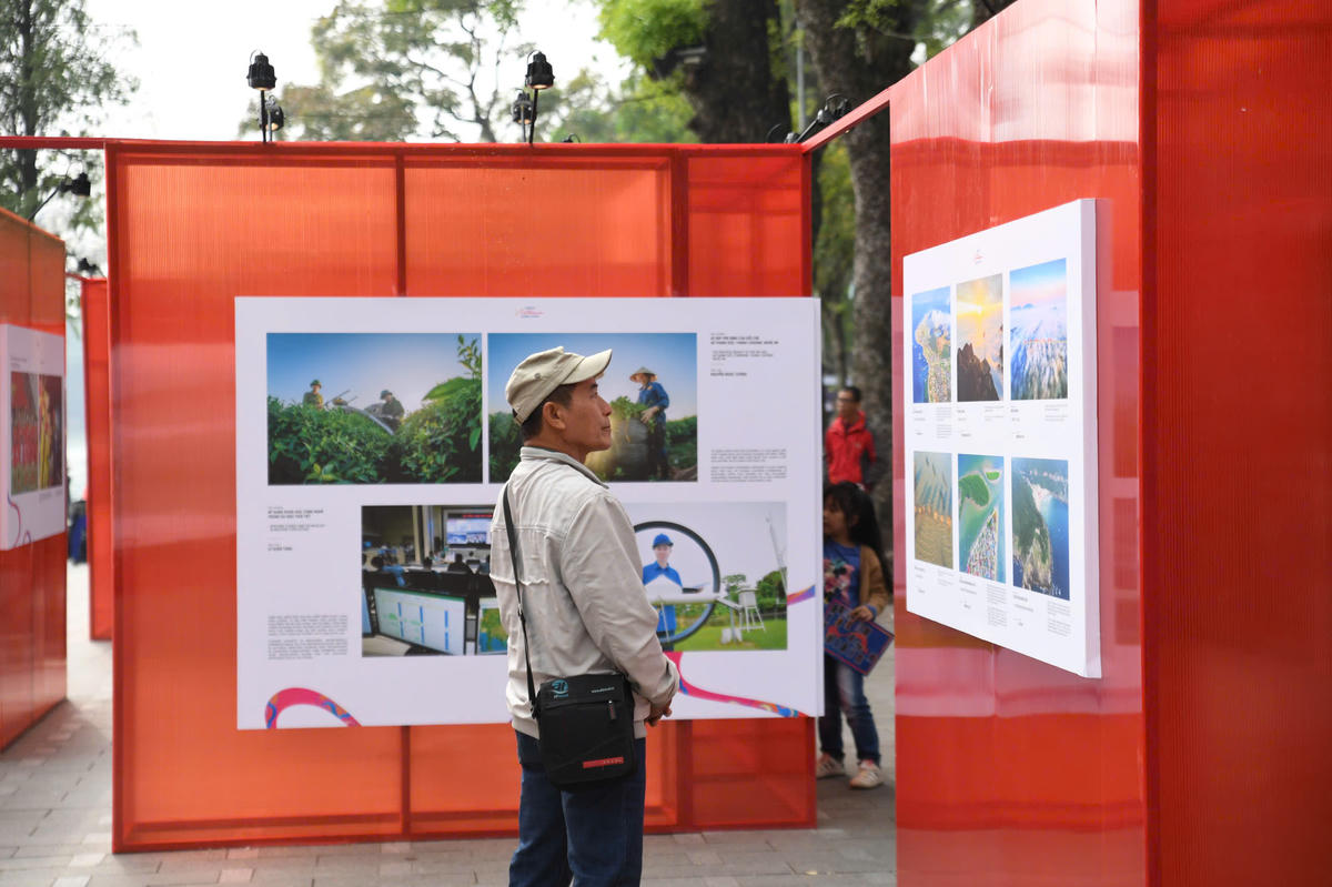 Người dân tham quan triển lãm tại Hồ Gươm. Ảnh: Phạm Sỹ.