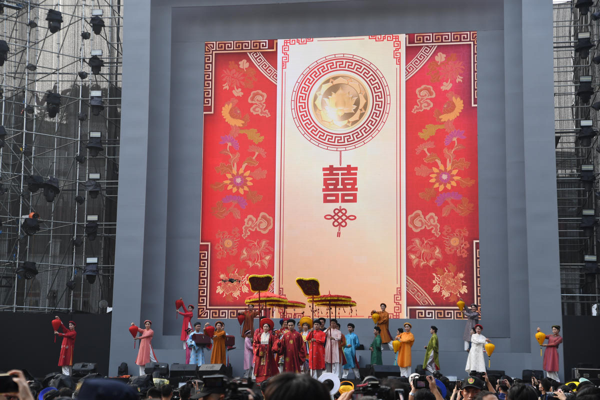 Khoảng 800 người trong trang phục Việt truyền thống đã cùng hòa mình vào chương trình diễu hành “Bách hoa Hỷ sự”, tạo nên bức tranh sống động tái hiện nghi lễ cưới xưa một cách trang trọng và rực rỡ, gợi nhớ những giá trị đẹp của phong tục Việt. Ảnh: Phạm Sỹ.