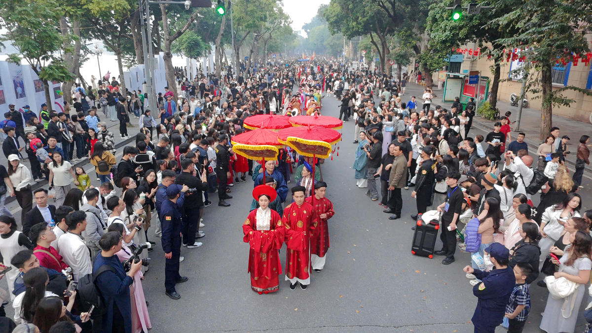 Hoạt động đặc biệt này đã thu hút sự quan tâm đặc biệt của người dân và du khách. Ảnh: Phạm Sỹ.