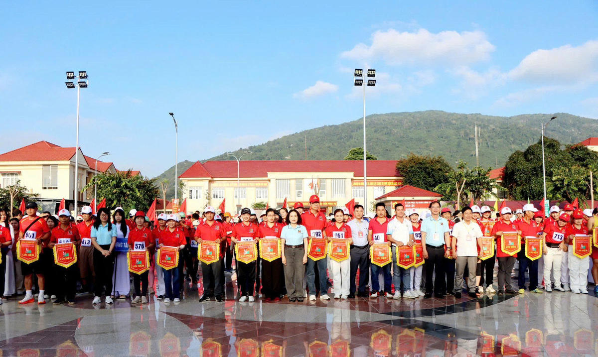 Các vận động chụp hình lưu niệm tại giải chạy Việt dã. Ảnh: N.N