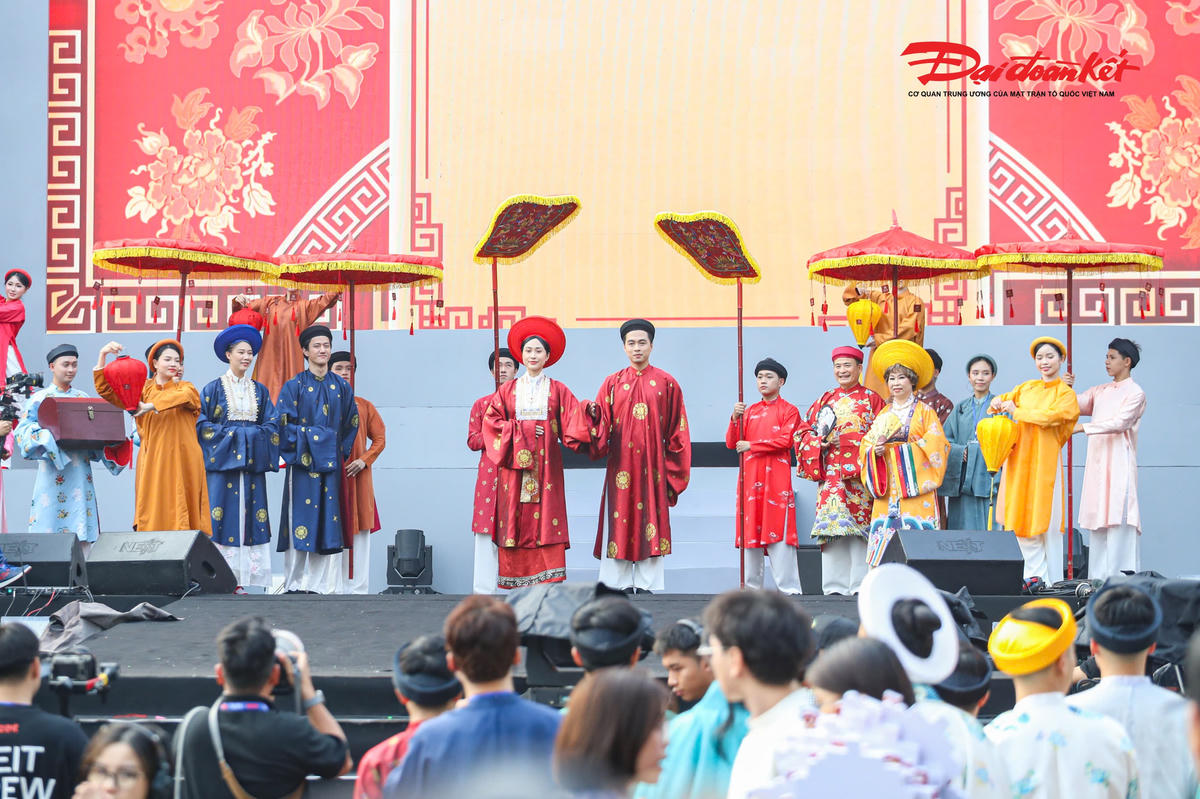 Đây là hoạt động diễu hành Việt phục thuộc Ngày hội Việt Nam Hạnh phúc - Vietnam Happy Fest 2025, sự kiện do Bộ Văn hóa, Thể thao và Du lịch phối hợp cùng UBND TP Hà Nội, Đài Truyền hình Việt Nam và Hội Nghệ sĩ Nhiếp ảnh Việt Nam tổ chức.