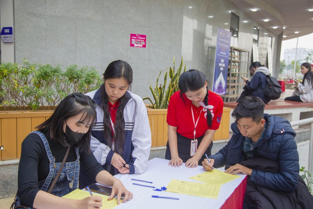 Người dân đăng kí tham gia hiến máu.	ảnh: Viện huyết học - truyền máu trung ương.