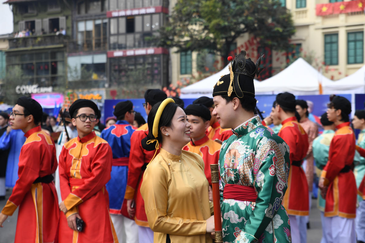 Các cặp đôi hạnh phúc khi tham gia hoạt động đặc biệt này. Ảnh: Phạm Sỹ.