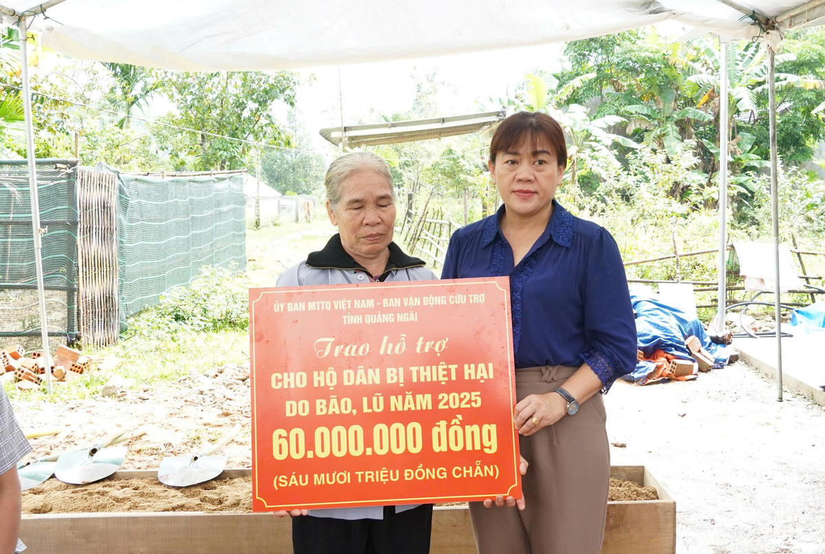 Lãnh đạo Ủy ban MTTQ Việt Nam tỉnh Quảng Ngãi hỗ trợ 60 triệu đồng cho gia đình bà Hồ Thị Hương. Ảnh: Chí Đại.