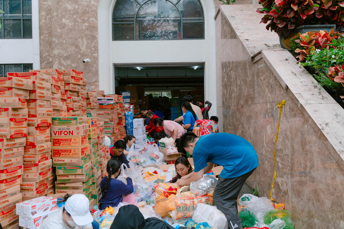Hàng được đưa lên xe để chuyển đến hỗ trợ đồng bào vùng lũ. Ảnh: Q.Đ.