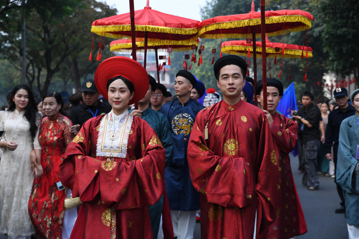 Đoàn diễu hành khởi bước từ Quảng trường Đông Kinh Nghĩa Thục, xuôi theo Hàng Dầu, rẽ Tràng Tiền, Hàng Khay rồi uyển chuyển vòng quanh hồ Gươm trước khi trở lại sân khấu trung tâm, tạo nên một hành trình rực rỡ giữa lòng phố cổ. Ảnh: Phạm Sỹ.