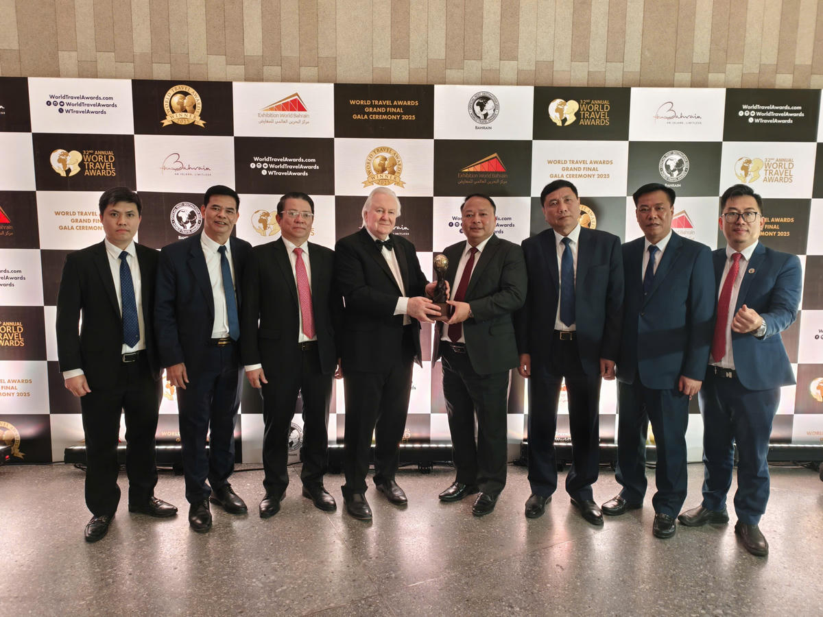 Ông Phan Huy Ngọc, Chủ tịch UBND tỉnh Tuyên Quang (Trưởng đoàn) dự và đón nhận&nbsp;danh hiệu ‘Điểm đến văn hóa hàng đầu thế giới 2025’.