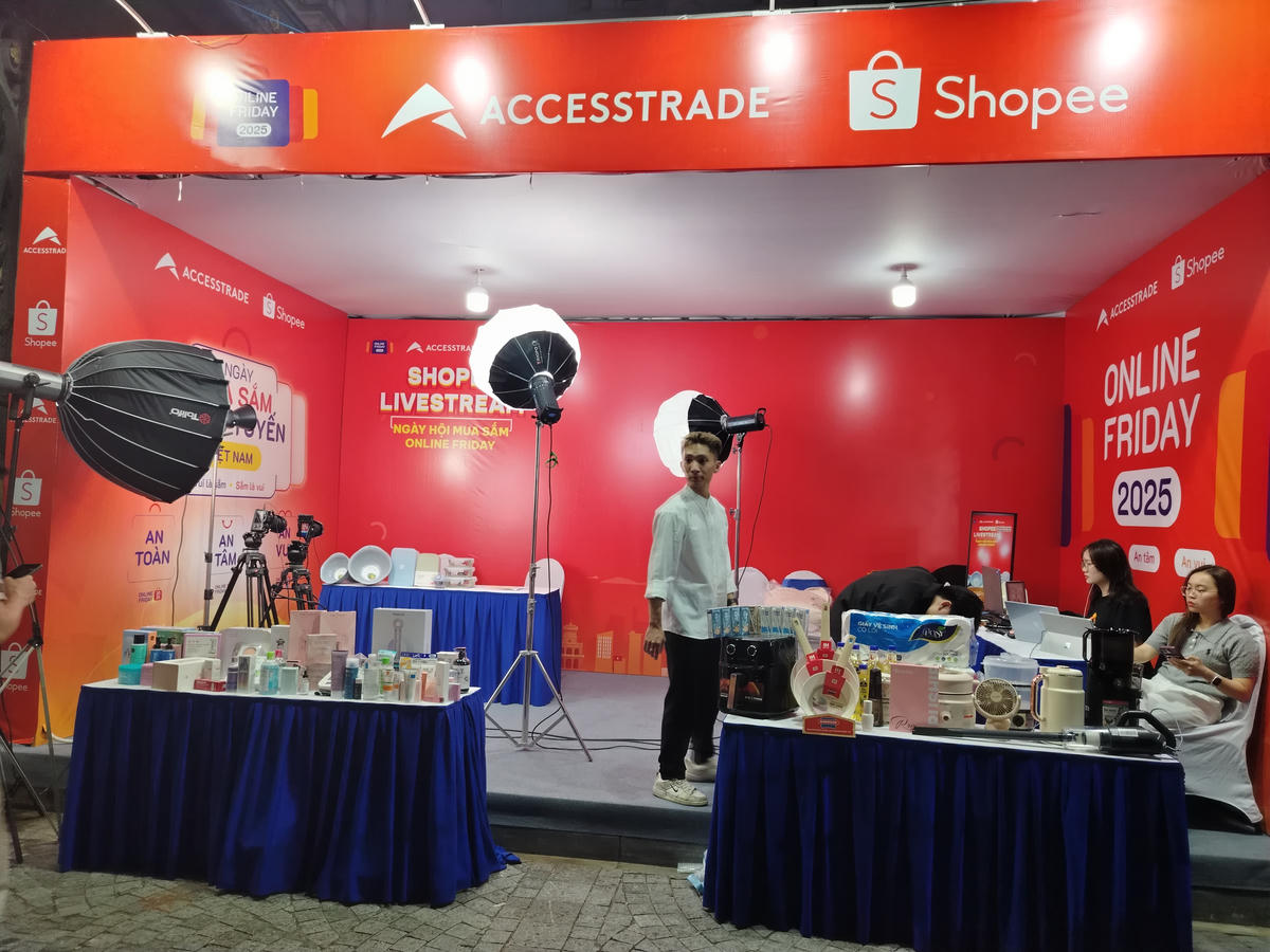 Nhiều hình thức mua sắm online nở rộ, người tiêu dùng nên lựa chọn các địa chỉ uy tín. Ảnh: H.H.