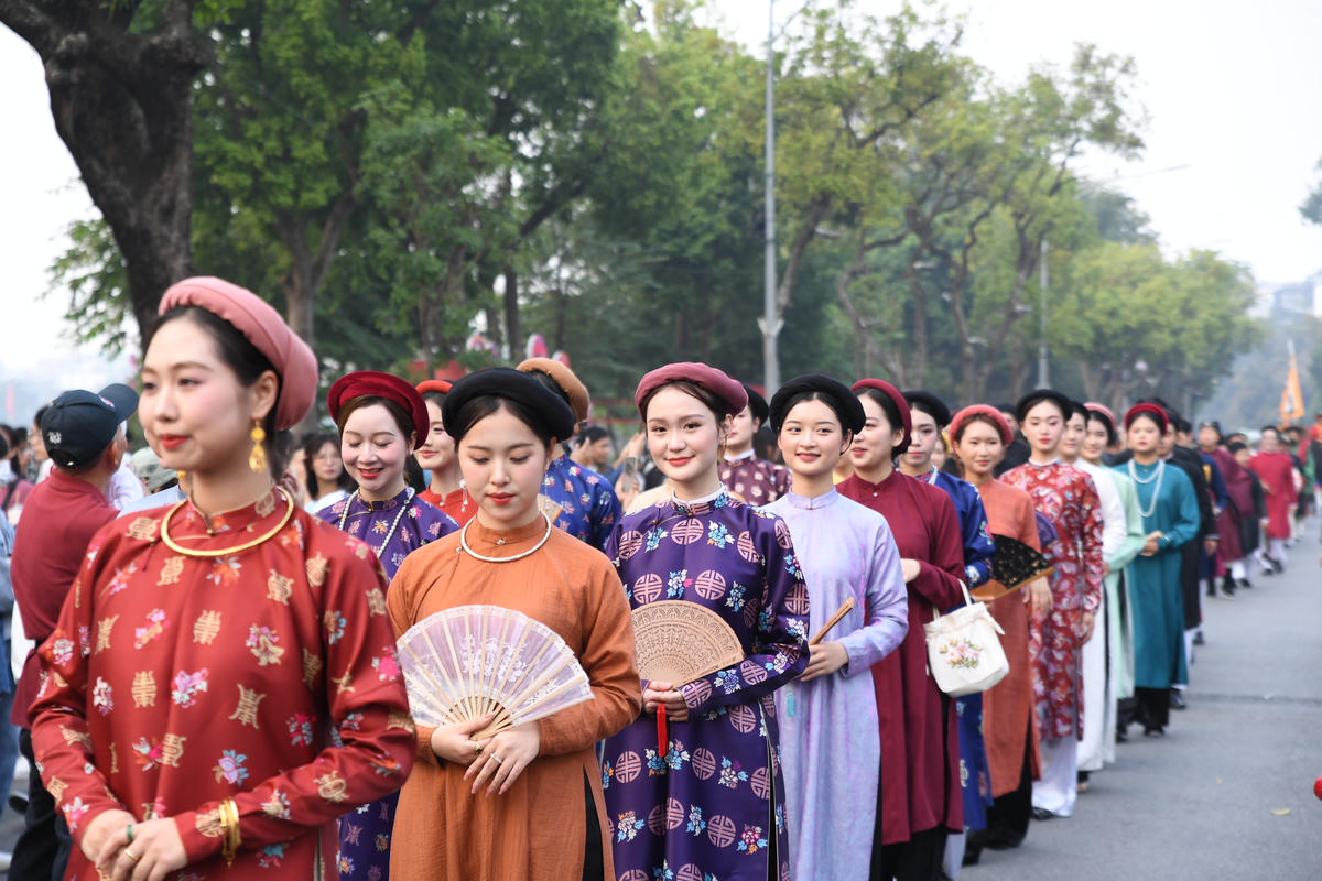 Những chàng trai, cô gái trong bộ trang phục truyền thống trong đoàn rước dâu. Ảnh: Phạm Sỹ.