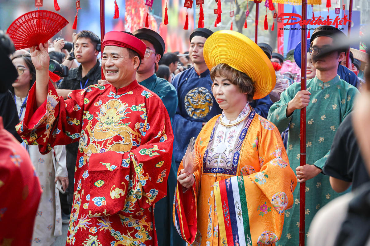 Theo ban tổ chức chương trình cho biết, màn trình diễn lấy cảm hứng từ nghi lễ rước dâu truyền thống của triều Nguyễn với đầy đủ thành phần: gia tộc, quan viên, tân lang - tân nương, đội bưng lễ, đội nhạc…