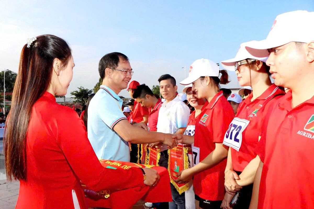 Ông Lê Khắc Sơn - Phó Bí thư Đảng ủy, Chủ tịch UBND xã Xuân Lộc trao cờ lưu niệm cho các đoàn tham dự giải. Ảnh: N.N