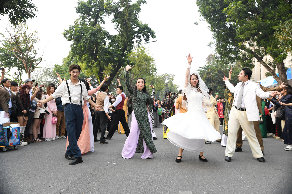 Những điệu nhảy Zumba, lambada cổ điển trong đám cưới xưa. Ảnh: Phạm Sỹ.