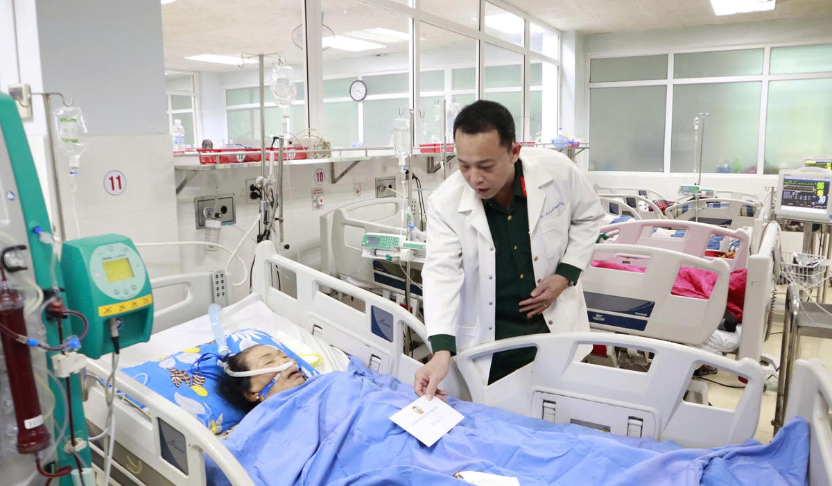 Đại tá Trần Hữu Ích, Chỉ huy trưởng Bộ CHQS TP Đà Nẵng tặng quà cho bệnh nhận. Ảnh: CV.