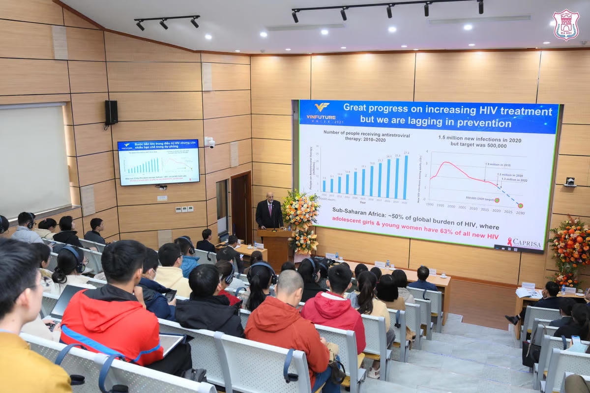 GS. Salim S.Abdool Karim - chủ nhân Giải đặc biệt VinFuture 2021 chia sẻ tại Trường Đại học Y Hà Nội. Ảnh: C.Tuyền.