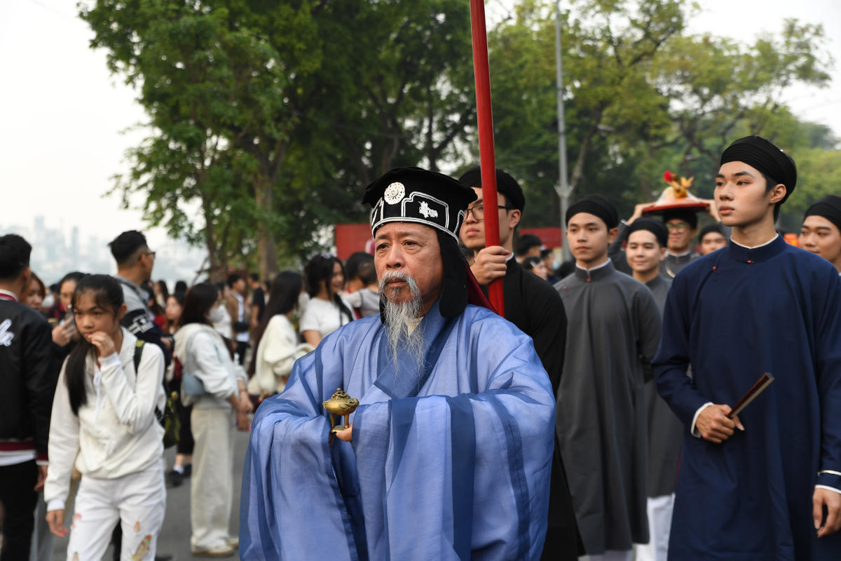 Các phong tục nghi lễ được tái hiện trang trọng và chỉn chu. Ảnh: Phạm Sỹ.