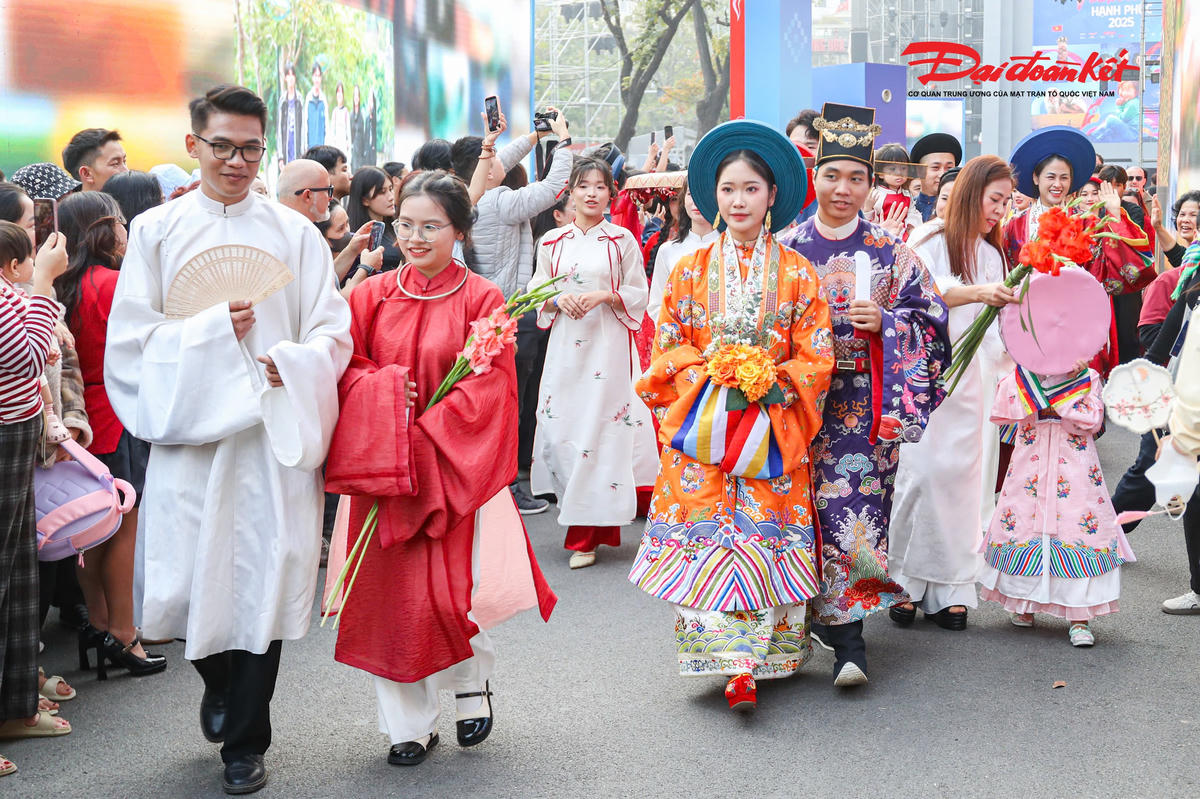 Người dân và du khách dùng điện thoại ghi lại hình ảnh một đám cưới xưa bước ra đời sống hiện đại.