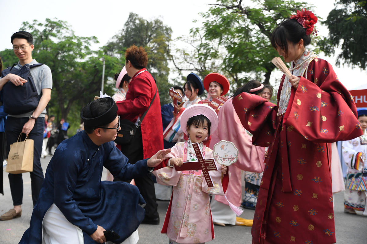 Những em bé cũng được bố mẹ đưa đi tham gia&nbsp;diễu hành Việt phục "Bách hoa Hỷ sự". Ảnh: Phạm Sỹ.