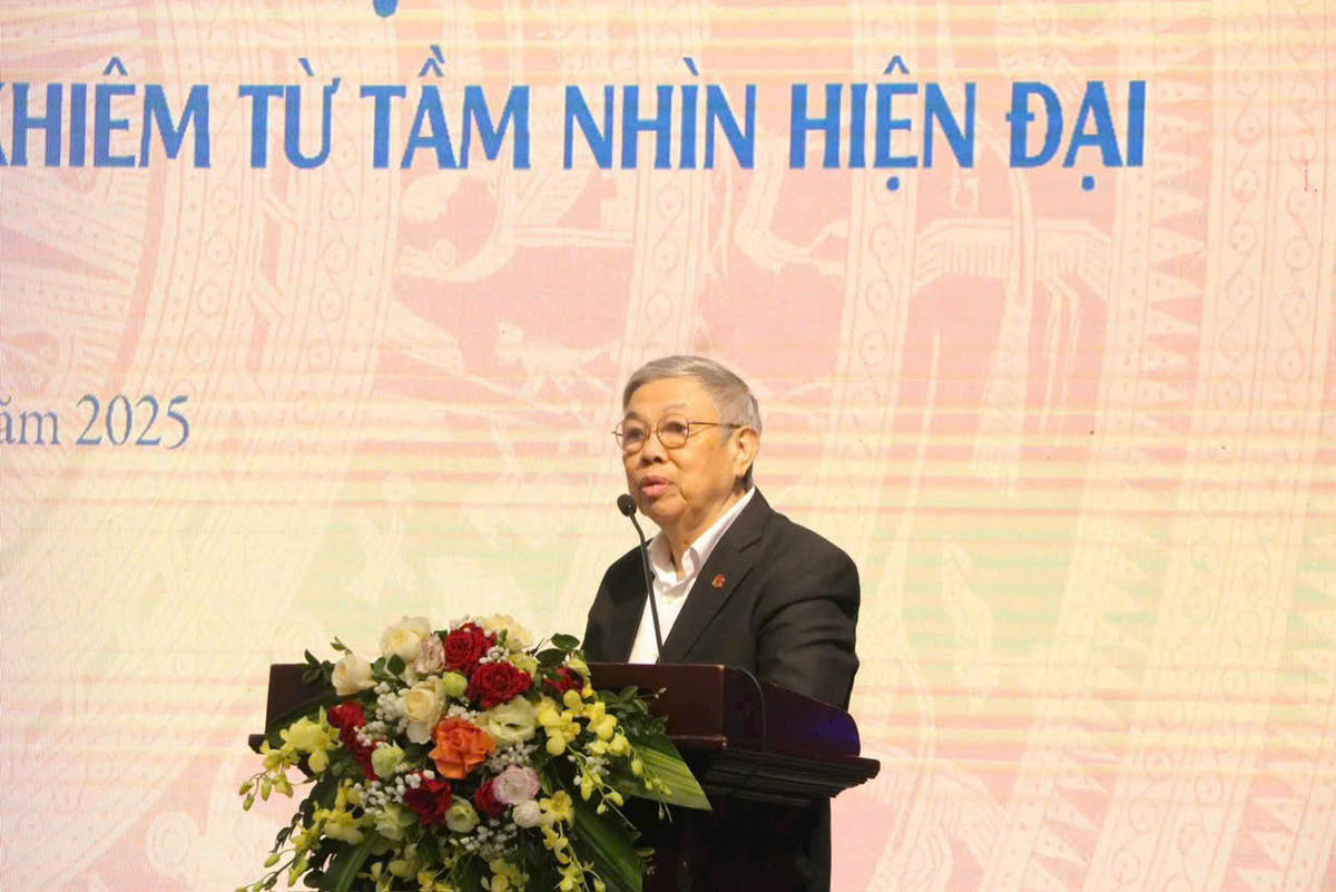 Phó giáo sư, Tiến sĩ Trịnh Khắc Mạnh, nguyên Viện trưởng Viện nghiên cứu Hán Nôm, Viện Hàn lâm khoa học xã hội Việt Nam phát biểu tham luận. Ảnh: VD.&nbsp;