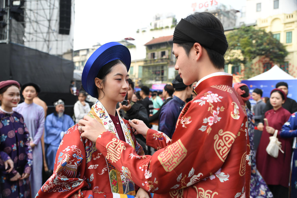 Các cặp đôi đã tỉ mỉ chuẩn bị cho nghi lễ cưới truyền thống; người chỉnh khăn, người sửa áo, trao nhau những cử chỉ ân cần và ánh mắt hạnh phúc, tạo nên khung cảnh ấm áp và đầy ý nghĩa trước giờ rước lễ. Ảnh: Phạm Sỹ.