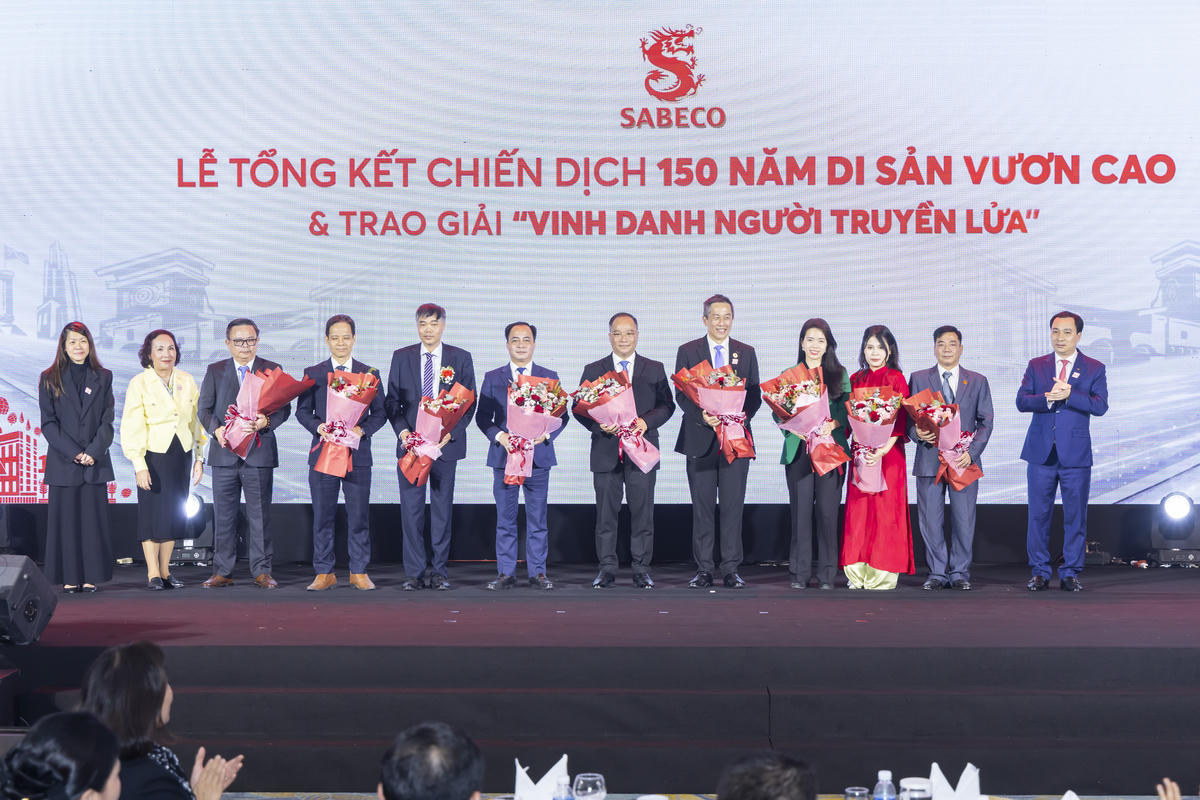 Ban Tổ chức tặng hoa các thành viên Hội đồng thẩm định giải thưởng. Ảnh: Quang Vinh.