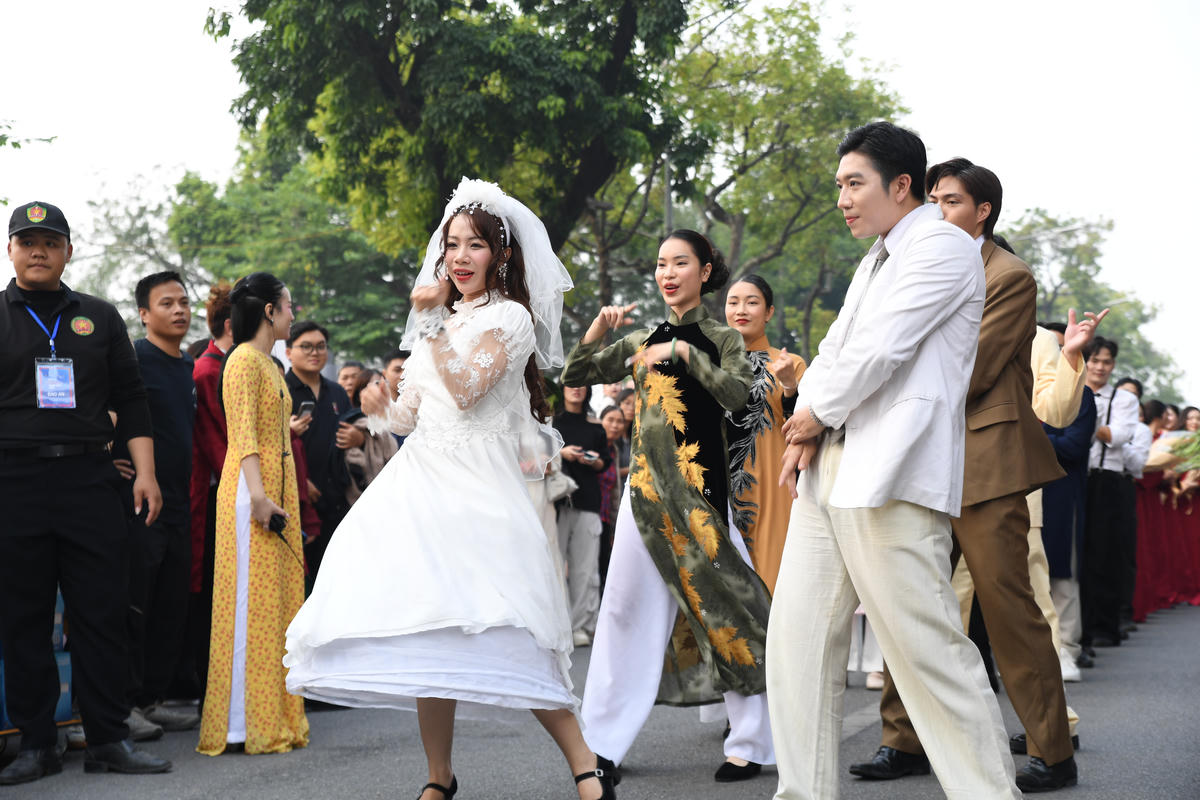 Cô dâu, chú rể cũng hoà cùng vào những điệu nhảy, tạo nên một không khí sôi động. Ảnh: Phạm Sỹ.