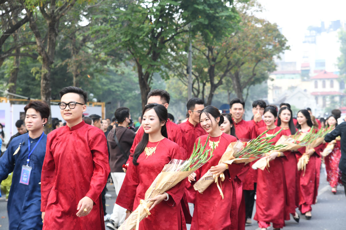 Những cô gái, chàng trai trong bộ trang phục áo dài thập niên 90. Ảnh: Phạm Sỹ.