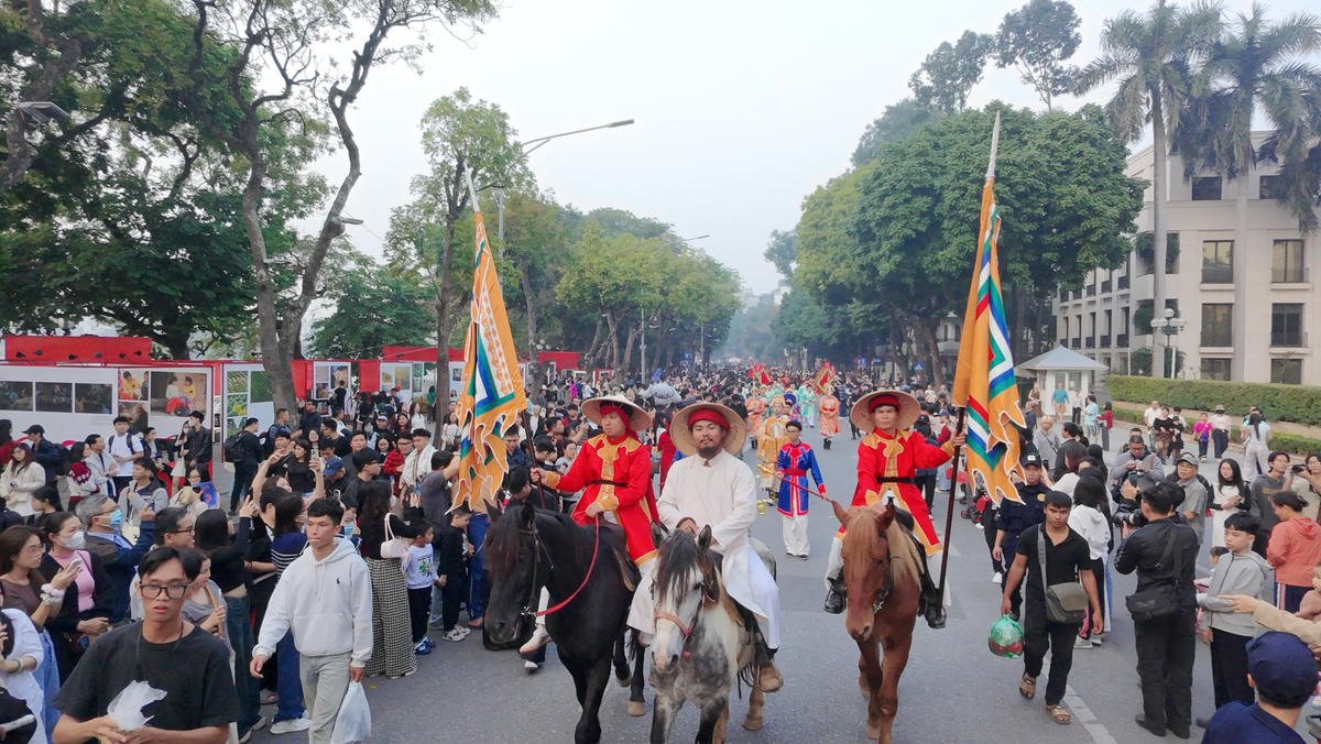 Việc đưa cổ phục và nghi lễ truyền thống ra không gian phố đi bộ không chỉ là hành động tôn vinh vẻ đẹp văn hóa Việt, mà còn mở ra cách tiếp cận gần gũi hơn, để cộng đồng – đặc biệt là người trẻ – có thể “chạm” vào di sản một cách tự nhiên, sinh động và đầy hứng thú. Ảnh: Phạm Sỹ.