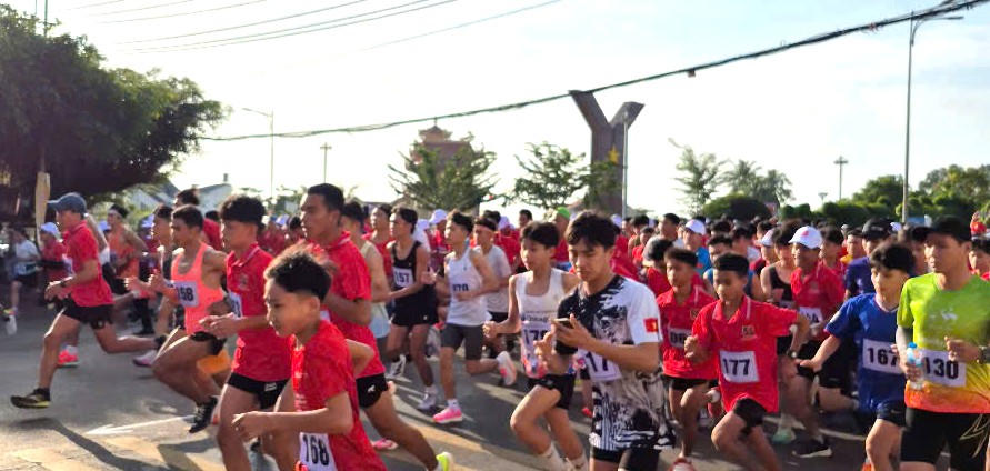 Các vận động viên tham gia giải chạy sáng 7/12. Ảnh. N.N