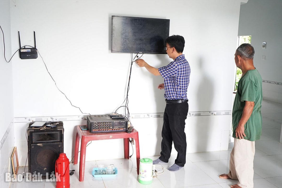 Một hộ nghèo ở buôn Pai Ar được hỗ trợ lắp internet miễn phí. Ảnh: BĐL