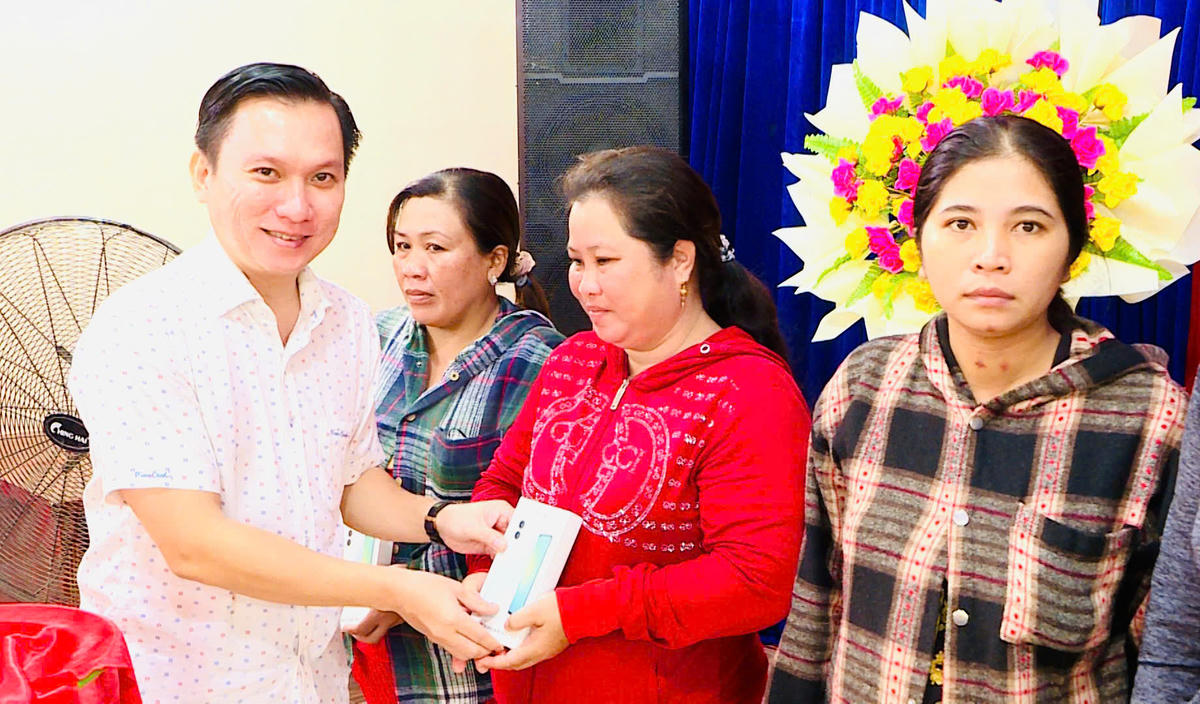 Xã Tân Lộc (Cà Mau) trao tặng điện thoại thông minh cho người nghèo. Ảnh: tanloc.camau.gov.vn