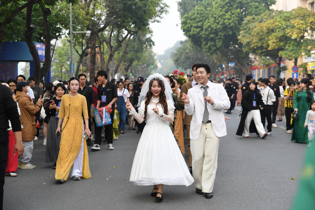 Chủ đề đám cưới thập niên 90 cũng là một trong những điểm nhấn đặc biệt trong Lễ hội Việt phục “Bách Hoa Hỷ Sự”, góp phần tái hiện một lát cắt quen thuộc của đời sống Việt Nam xưa với nhiều cảm xúc gợi nhớ. Ảnh: Phạm Sỹ.. 