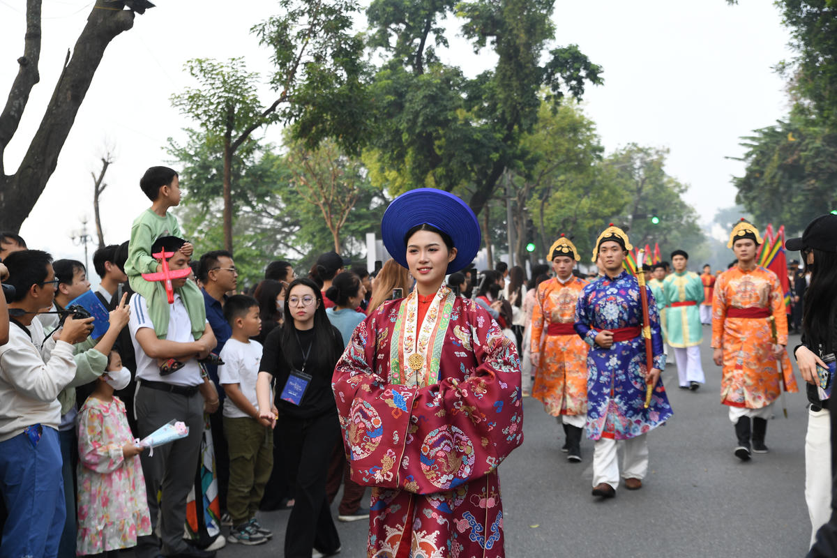 Màn trình diễn lấy cảm hứng từ nghi lễ rước dâu truyền thống của triều Nguyễn với đầy đủ thành phần: gia tộc, quan viên, tân lang - tân nương, đội bưng lễ, đội nhạc… Ảnh: Phạm Sỹ.