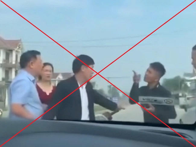 Nguyễn Phúc Yến (giơ tay) chặn xe đòi tiền trên Quốc lộ 7A (ảnh được cắt từ video).