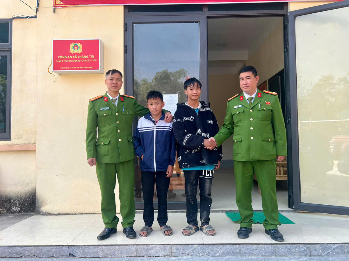 Công an xã Thàng Tín kịp thời ngăn chặn trẻ vị thành niên bị dụ dỗ bỏ nhà đi lao động và bàn giao cho gia đình quản lý. Ảnh: Công an tỉnh Tuyên Quang.