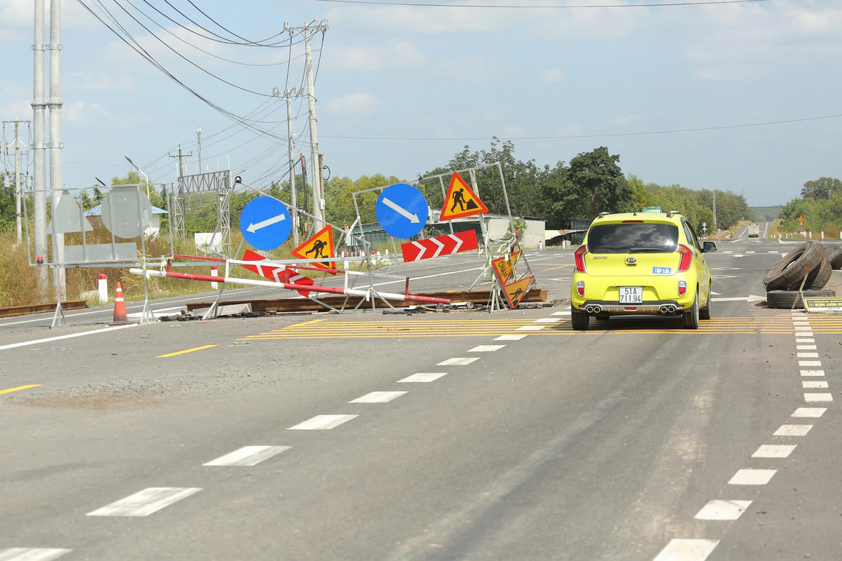 Chủ thầu cho biết đã bàn giao nhiều đoạn thi công hoàn thành cho cơ quan quản lý. Hiện nhiều phương tiện đã tranh thủ di chuyển dù chưa chính thức khánh thành. Ảnh: Đ.Xá.