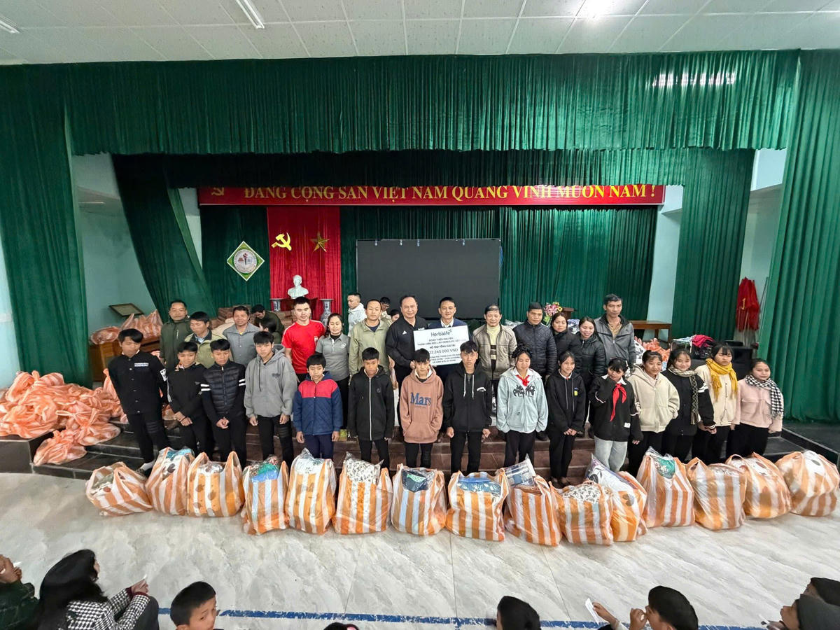 Một hoạt động hỗ trợ đồng bào miền Trung bị ảnh hưởng bởi thiên tai của Herbalife. Ảnh: Herbalife cung cấp.