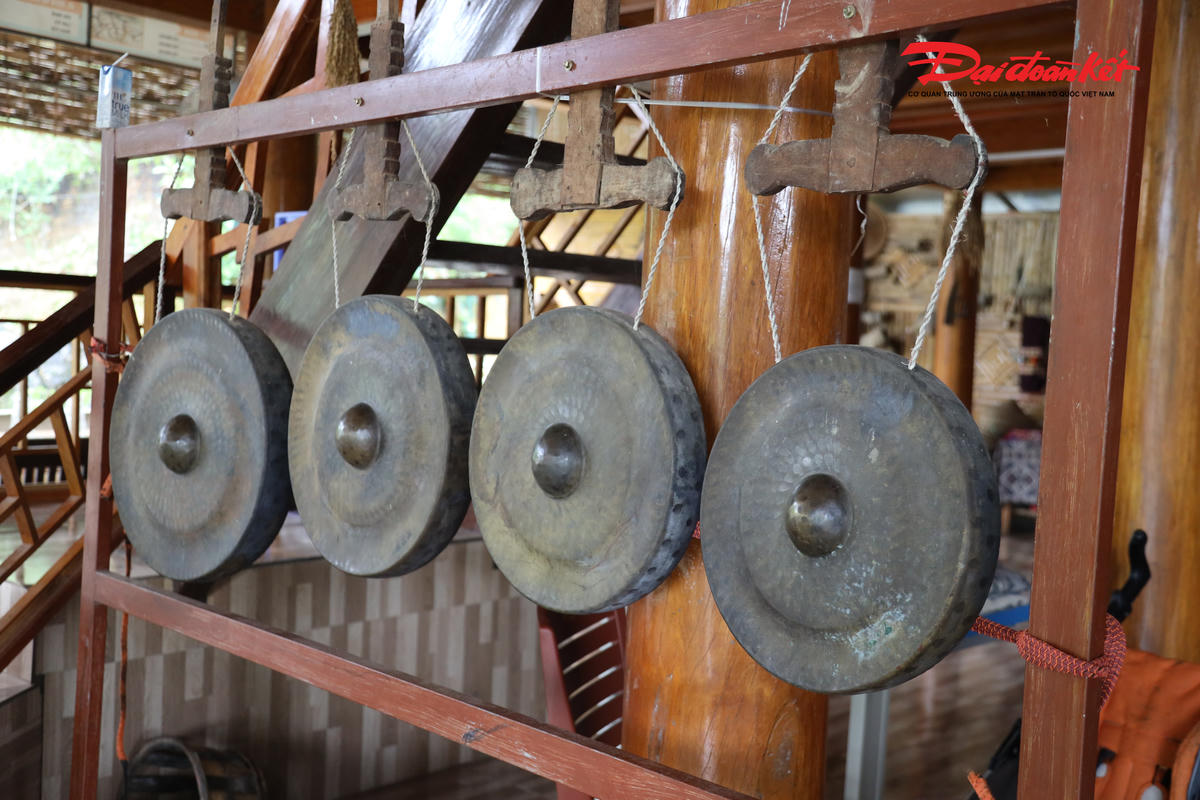 Không gian văn hóa nhà sàn, cồng chiêng ... biểu tượng của người Thái được khuyến khích duy trì ở nhiều bản, làng. Ảnh: ĐB