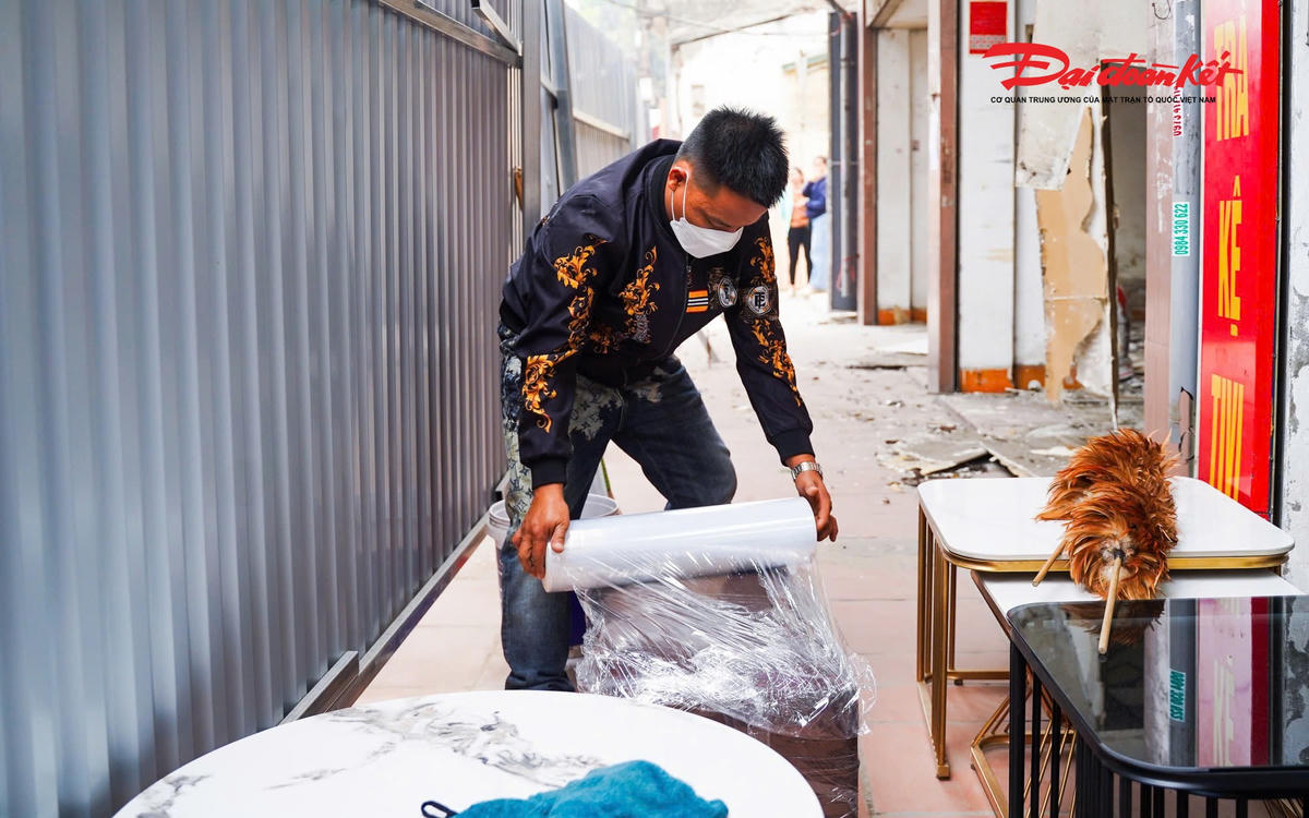 Từng món đồ được người dân bọc kín để tránh hư hỏng trong quá trình vận chuyển.