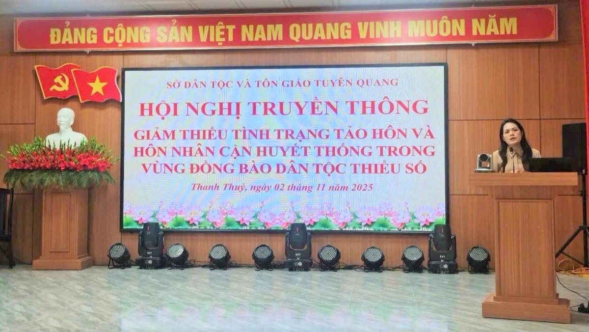 Phó Giám đốc Sở Dân tộc và Tôn giáo tỉnh Tuyên Quang Hoàng Thị Thắm phát biểu tại Hội nghị.