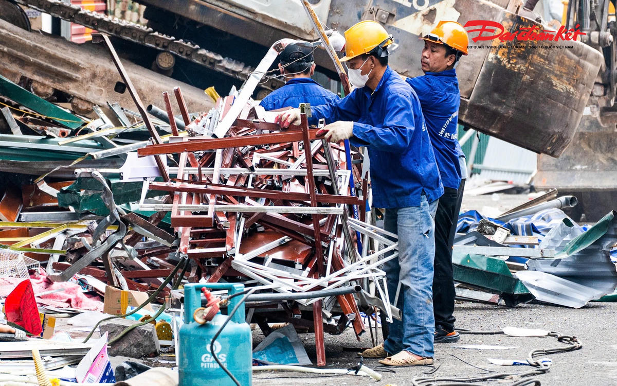 Ông Hà Phú Bình - Phó Chủ tịch UBND phường Láng (trưởng ban thực hiện cưỡng chế thu hồi đất) cho biết, về cơ bản các hộ dân đã đồng thuận bàn giao mặt bằng sau khi được nhận đầy đủ tiền bồi thường, nhiều hộ đã hoàn tất bàn giao trước ngày 4/12. 