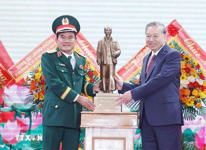 Tổng Bí thư Tô Lâm tặng bức tượng Chủ tịch Hồ Chí Minh cho Quân khu 9. (Ảnh: Thống Nhất/TTXVN)