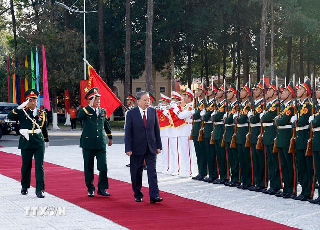 Tổng Bí thư Tô Lâm đến dự Lễ kỷ niệm 80 năm Ngày truyền thống lực lượng vũ trang Quân khu 9 và đón nhận danh hiệu Anh hùng Lực lượng Vũ trang Nhân dân. (Ảnh: Thống Nhất/TTXVN)